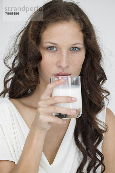 Porträt einer Frau  die Milch trinkt