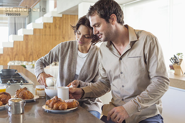 Paar beim Frühstück an der Küchenzeile