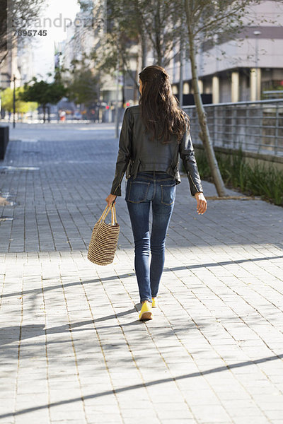 Rückansicht einer Frau mit Handtasche