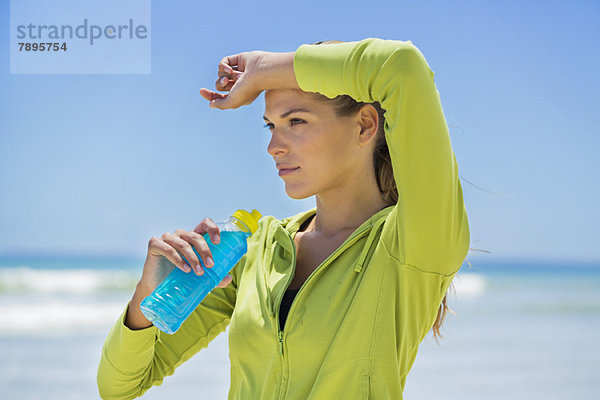 Frau trinkt Wasser aus der Flasche