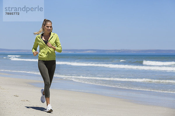 Frau beim Joggen am Strand