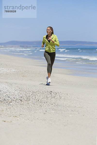 Frau beim Joggen am Strand