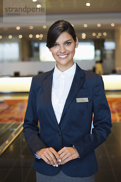 Porträt einer lächelnden Empfangsdame in der Hotellobby