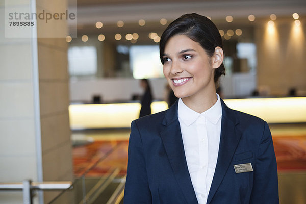 Empfangsdame lächelt in der Hotellobby