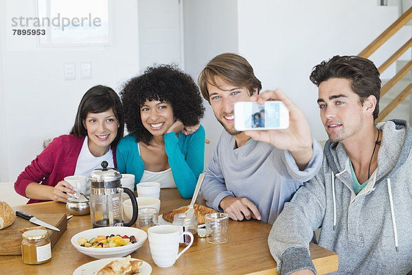 Freunde beim Fotografieren mit dem Handy