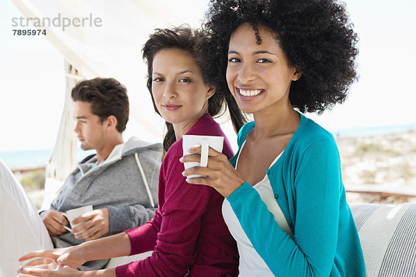 Porträt von zwei Freundinnen beim Kaffeetrinken