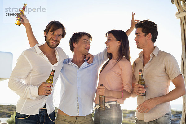 Vier Freunde trinken Bier