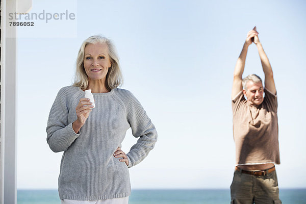 Pärchen genießen am Strand