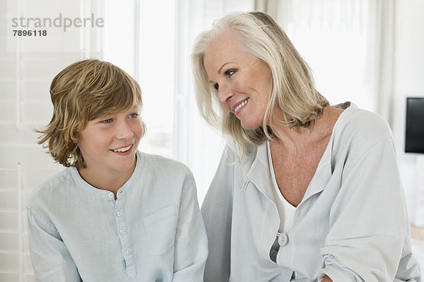 Frau und ihr Enkel lächeln