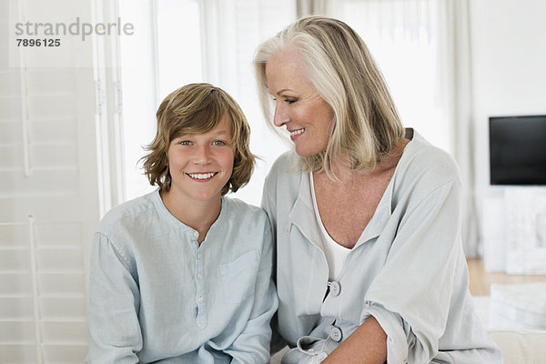 Bildnis eines Jungen  der mit seiner Großmutter sitzt und lächelt
