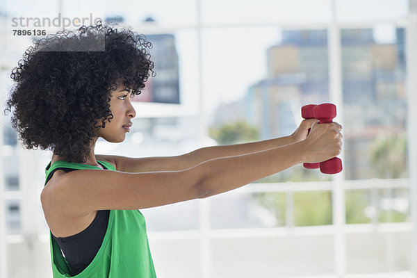 Frau beim Training mit Hanteln