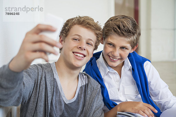Zwei Teenager  die sich mit dem Handy fotografieren.