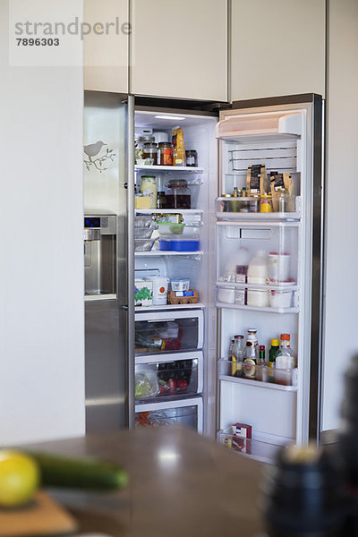 Verschiedene Lebensmittel im Kühlschrank
