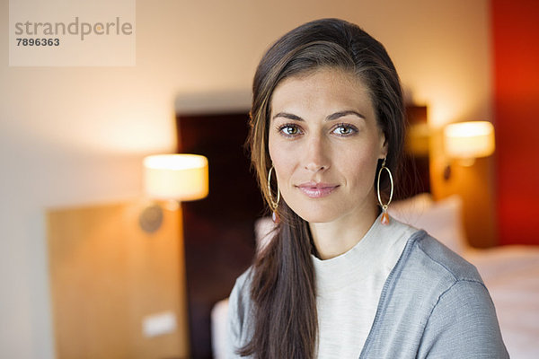 Porträt einer Frau im Hotelzimmer