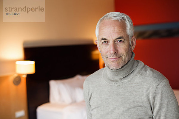 Porträt eines Mannes im Hotelzimmer