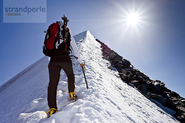 Bergsteiger beim Aufstieg zum Hochfeiler über den Gipfelgrat