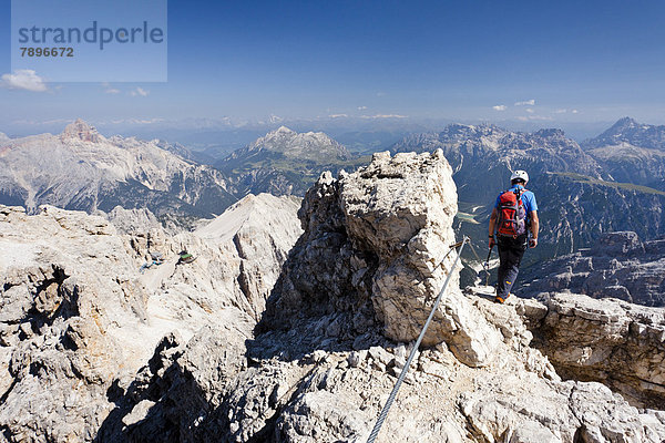 Bergsteiger beim Abstieg über den Klettersteig Marino Bianchi am Monte Cristallo vom Gipfel des Cristallo di Mezzo  hinten die Hohe Gaisl  Klettersteig