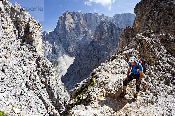 Bergsteiger beim Aufstieg zum Gipfel des Plattkofel über den Oskar Schuster Stieg  Klettersteig  hinten der Langkofel