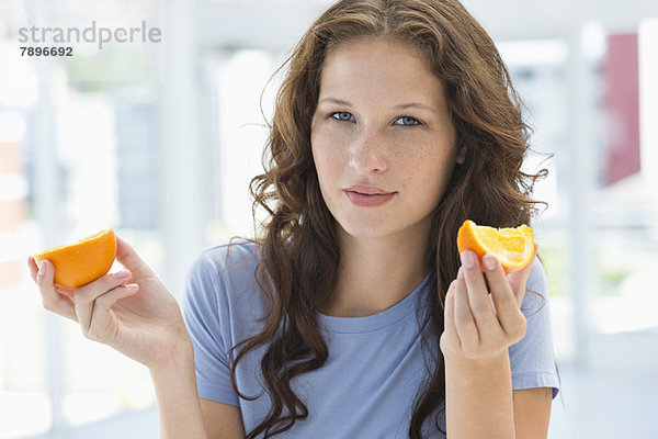 Porträt einer Frau mit einer Orange