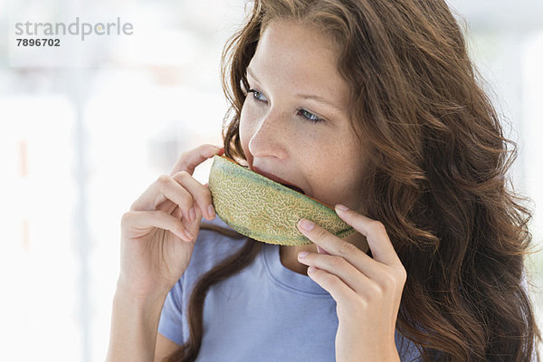 Nahaufnahme einer Frau beim Melonenessen