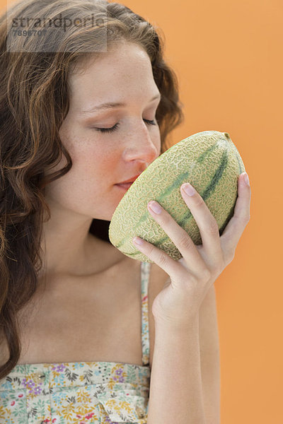 Nahaufnahme einer Frau mit Melonengeruch