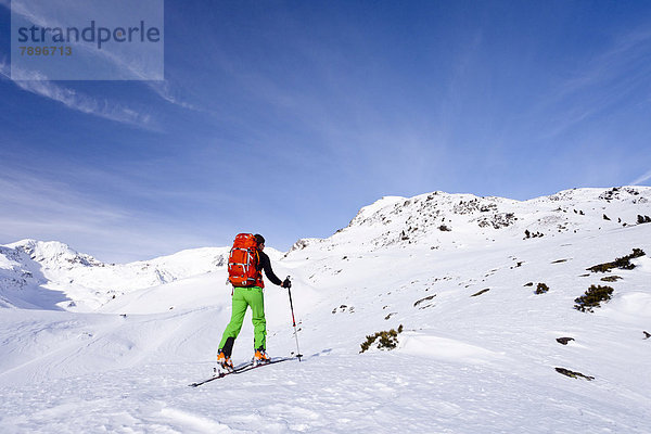 Skitourengeher beim Aufstieg auf die Kalfanwand  hinten der Gipfel der Kalfanwand