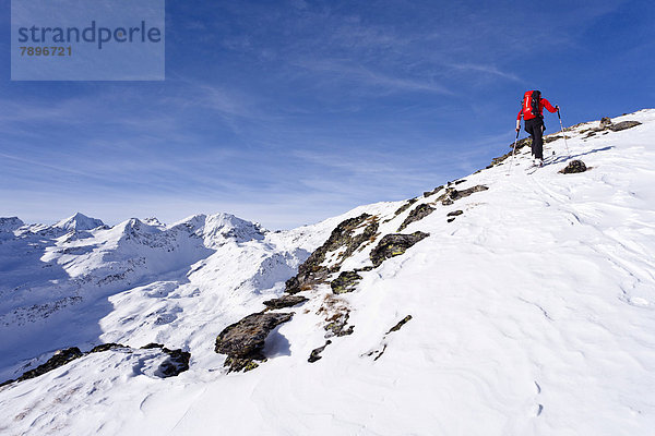 Skitourengeher beim Aufstieg auf die Kalfanwand  hinten die Berge König und Ortler