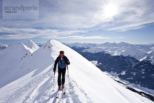Skitourengeher beim Aufstieg auf die Ellesspitze  hier auf dem Gipfelgrat  unten das Ridnauntal