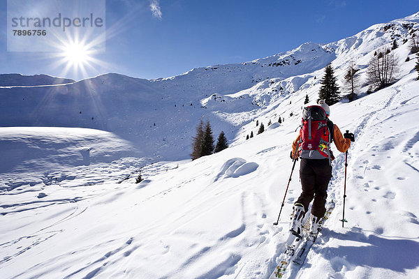 Skitourengeher beim Aufstieg auf die Wurzer Alpenspitz im Ridnauntal