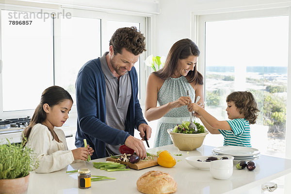 Familie bei der Zubereitung von Speisen