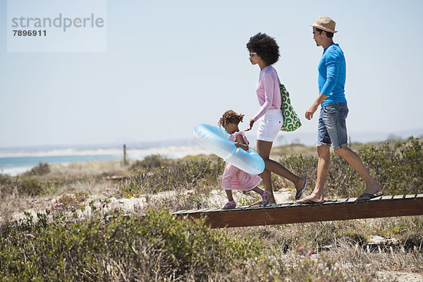 Familienspaziergang auf einer Strandpromenade