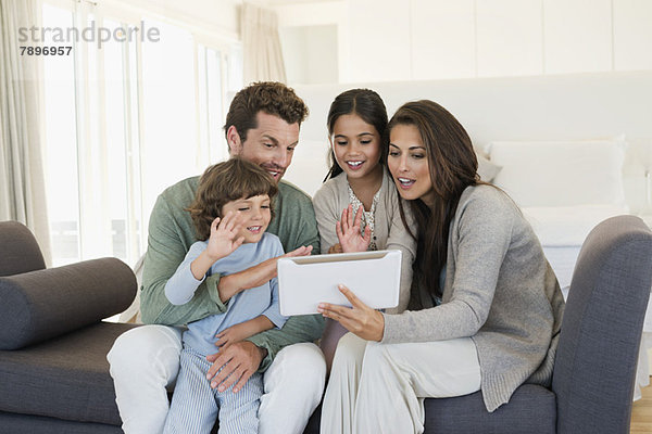 Familie betrachtet ein digitales Tablett