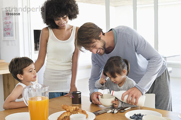 Familie beim Frühstück am Esstisch