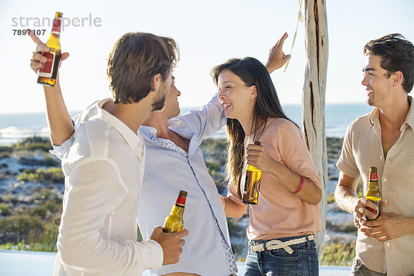 Eine Gruppe von Freunden genießt Bier im Urlaub im Freien