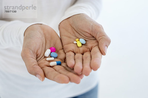 Nahaufnahme einer Frauenhand mit Arzneimitteln