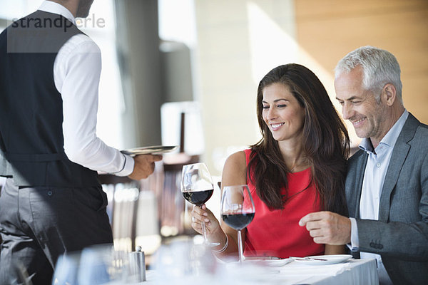 Paar genießt Rotwein in einem Restaurant