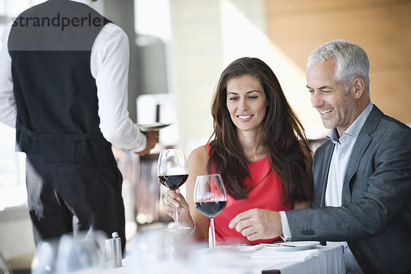 Paar genießt Rotwein in einem Restaurant