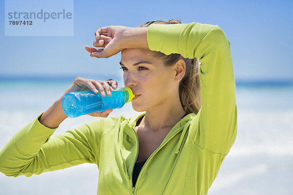 Frau trinkt Wasser aus der Flasche