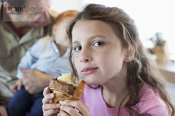 Porträt eines Mädchens beim Brotessen