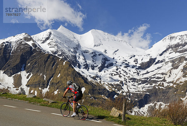 Glocknergruppe mit Sonnenwelleck und Fuschlkarkopf  Radfahrer auf Großglockner Hochalpenstraße