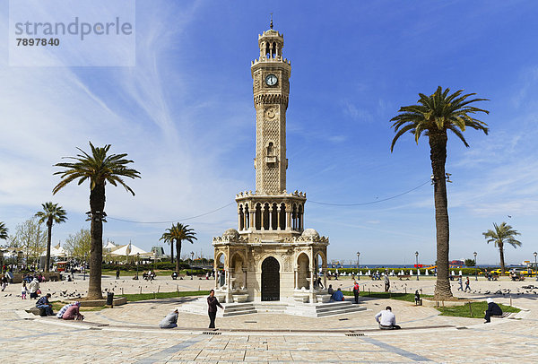 Uhrturm Saat Kulesi  auf dem Platz Konak Meydani