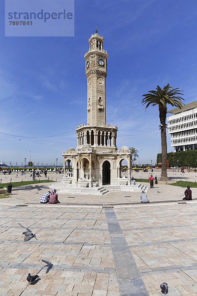 Uhrturm Saat Kulesi  auf dem Platz Konak Meydani