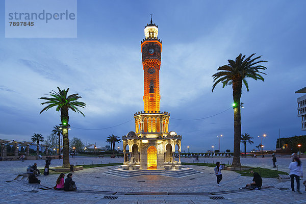 Uhrturm Saat Kulesi auf dem Platz Konak Meydani
