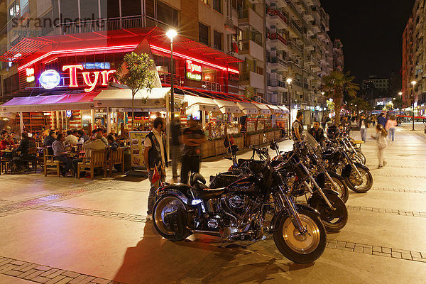 Motorräder vor Restaurant