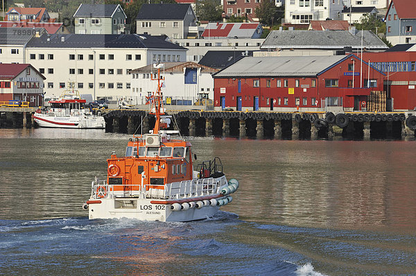 Boot fährt in Hafen Honningsvåg