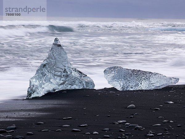 Eisbrocken liegt auf dem schwarzen Lava-Sandstrand am Rande des Gletschers Vatnajökull