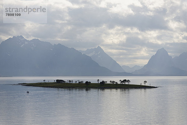 Kleine unbewohnte Insel vor der norwegischen Küste