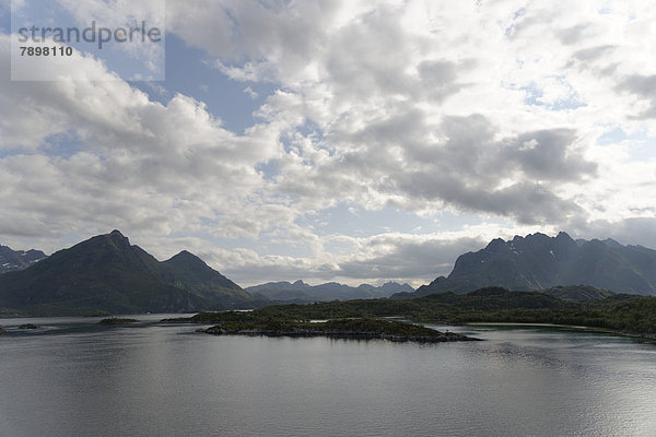 Kleine unbewohnte Insel vor der norwegischen Küste