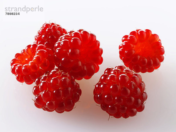 Bio-Obst  Japanische Weinbeeren oder Rotborstige Himbeeren (Rubus phoenicolasius)