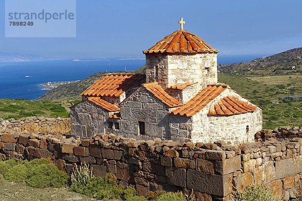 Kirche des byzantinischen Taxiarchis Klosters  auf dem Heiligtum des Zeus Hellanios  Aegina  Saronische Inseln  Griechenland  Europa